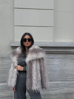 Geniş yaka püsküllü kürk