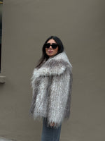 Geniş yaka püsküllü kürk